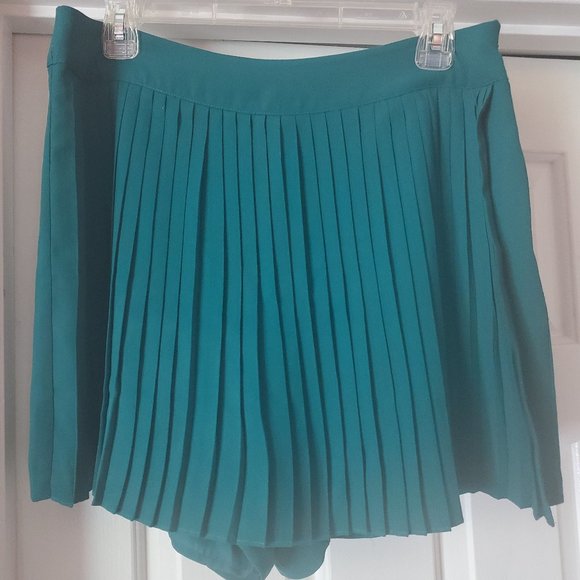Emerald Green Pleated Skirt Shorts - Picture 1 of 5